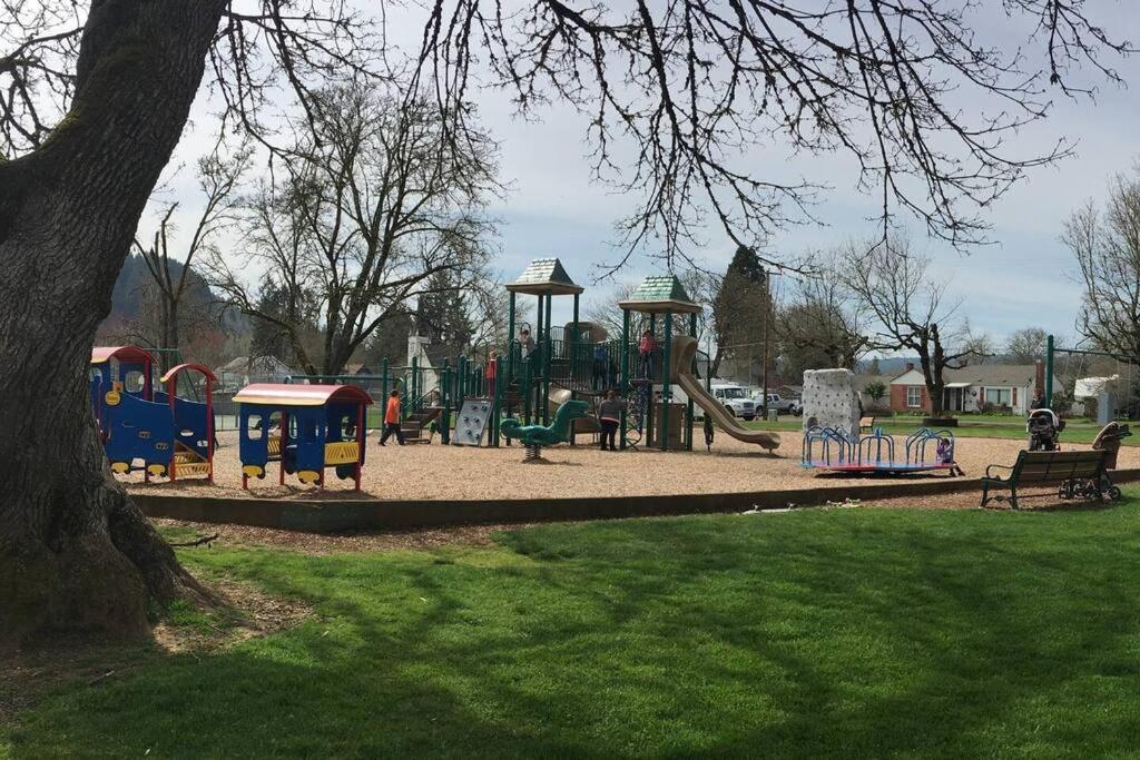 Adorable Home On The Park 10 Miles South Of Eugene Creswell Buitenkant foto